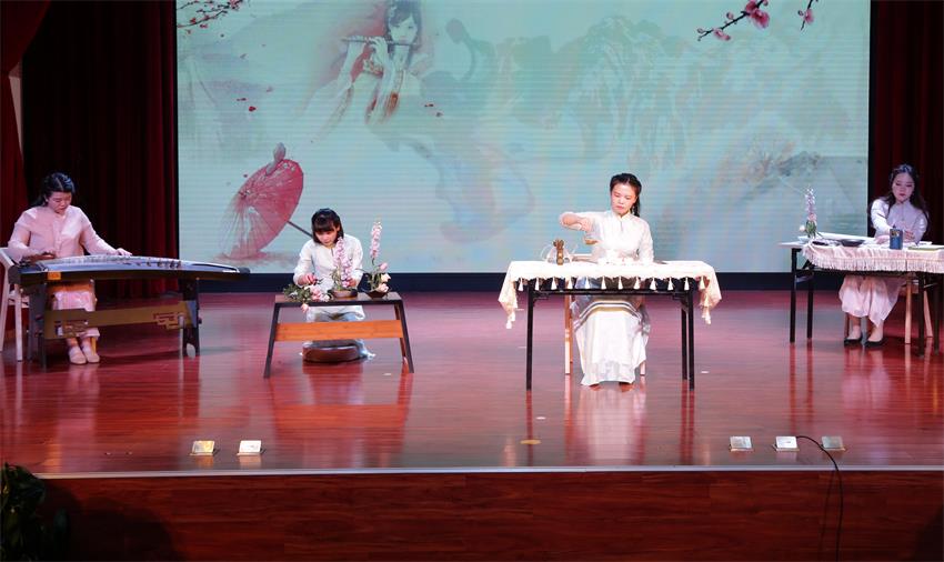 乐鱼web版登录入口2019年度工作动员大会---传统文化展示《茶花墨韵》