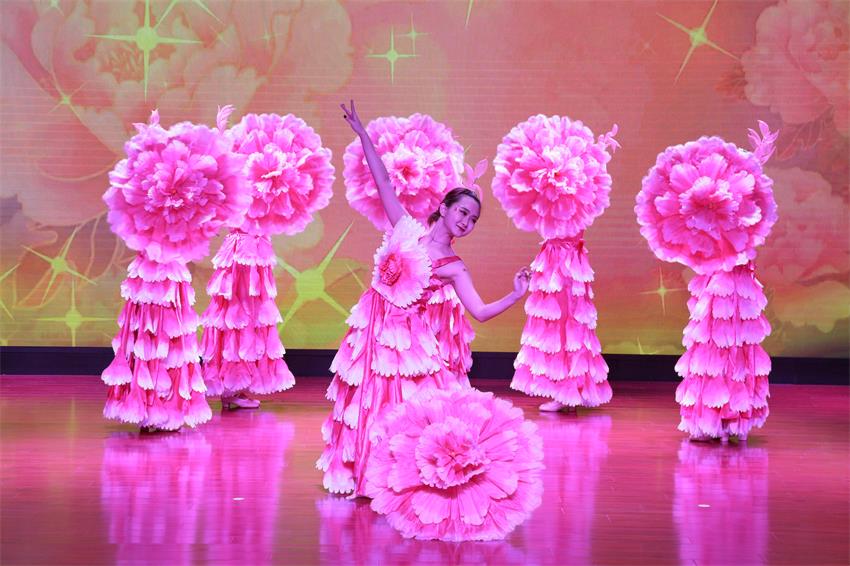 乐鱼web版登录入口2019年度工作动员大会---舞蹈《花开树恩》