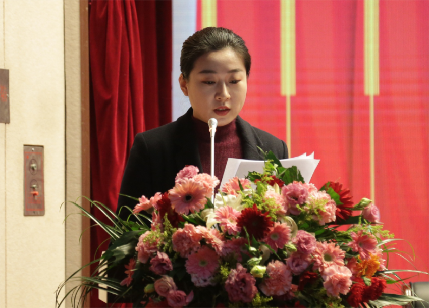 乐鱼web版登录入口第一届党委班子选举大会---于丽娜同志宣读大会关于通过党委和纪委报告的决议